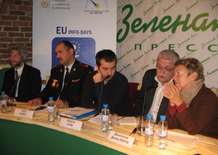 Спикеры встречи, крайняя справа проф. Д. делла Порта. Фото: Татьяна Петрова/Великая Эпоха (The Epoch Times) 