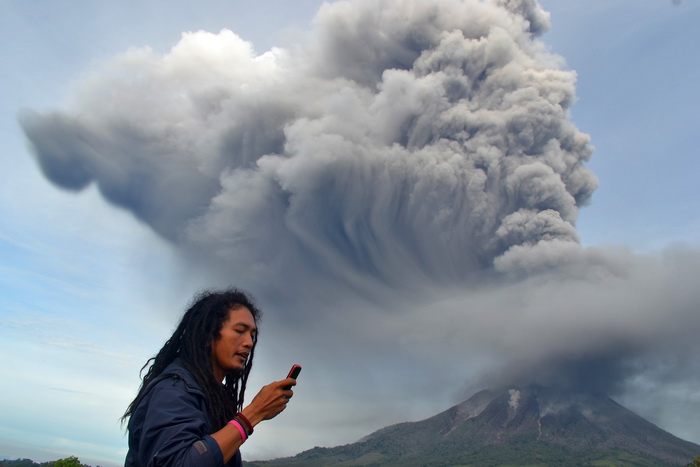 Индонезийские вулканы извергают фонтаны пепла. Фото: SUTANTA ADITYA/AFP/Getty Images Индонезийские вулканы извергают фонтаны пепла. Фото: SUTANTA ADITYA/AFP/Getty Images