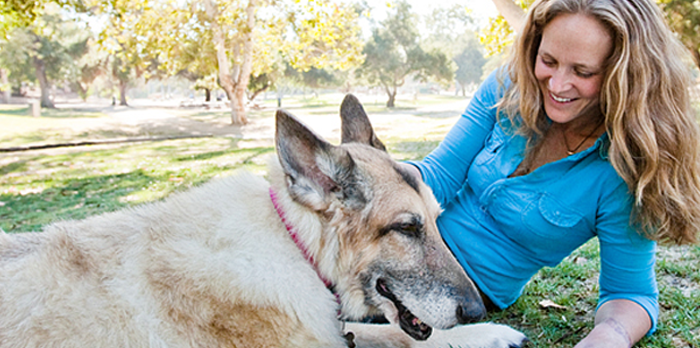 Лора Стинчфилд  с собакой. Фото: thepetpsychic.com