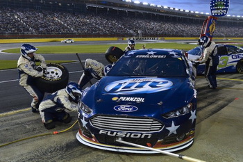 Брэд Кеселовски участвует в гонках NASCAR на новом Fusion. Фото: Ford Брэд Кеселовски участвует в гонках NASCAR на новом Fusion. Фото: Ford