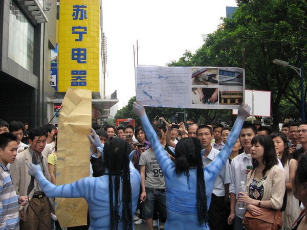 &laquo;Аватары&raquo; на улице Китая требуют справедливости. Город Гуанчжоу. 24 апреля 2010 год. Фото с aboluowang.com