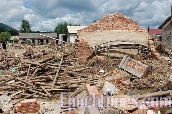 Последствия наводнения в окрестных деревнях города Хуадянь провинции Цзилинь. Фото: The Epoch Times Последствия наводнения в окрестных деревнях города Хуадянь провинции Цзилинь. Фото: The Epoch Times