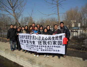 Во время проведения «двух собраний» несколько сотен протестующих из Шанхая едут в Пекин, пытаясь прорваться через многочисленные полицейские кордоны, чтобы донести до сведения народных депутатов проблемы народа. Фото: epochtimes.com Во время проведения «двух собраний» несколько сотен протестующих из Шанхая едут в Пекин, пытаясь прорваться через многочисленные полицейские кордоны, чтобы донести до сведения народных депутатов проблемы народа. Фото: epochtimes.com