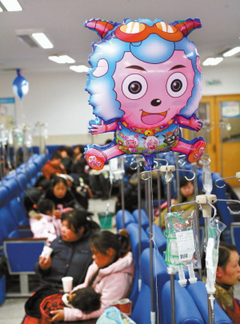 Центральная больница города Тай Чжоу провинции Чже Цзян заполнен больными. Фото с epochtimes.com 