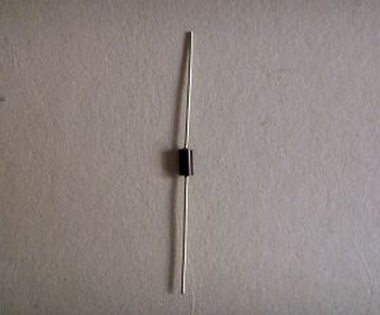 Диод, выпрямленный вручную. Фото:minghui.org Диод, выпрямленный вручную. Фото:minghui.org