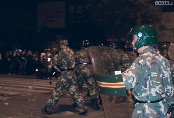 Многотысячная акция протеста против произвола чиновника. Провинция Аньхой. Фото с epochtimes.com