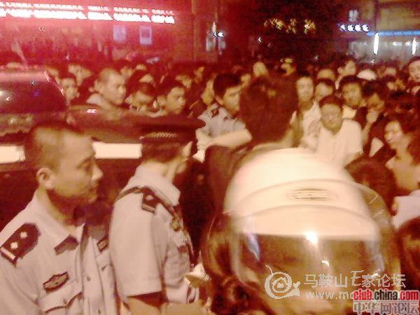 Многотысячная акция протеста против произвола чиновника. Провинция Аньхой. Фото с epochtimes.com