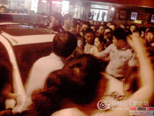 Многотысячная акция протеста против произвола чиновника. Провинция Аньхой. Фото с epochtimes.com