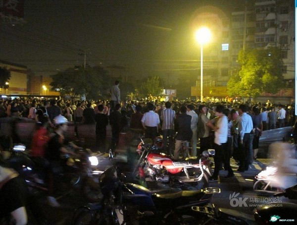 Многотысячная акция протеста против произвола чиновника. Провинция Аньхой. Фото с epochtimes.com