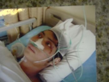 Сыну Цзи, Ли Шуаншуану,  в процессе сноса их дома нанятыми властями бандитами было нанесено 13 ударов ножом. Фото предоставлено семьей