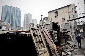 В Китае 2009 году наблюдался бешеный рост цен на рынке недвижимости. В Шанхае сносят дом для того, чтобы освободить место для новостроек. Фото: Getty В Китае 2009 году наблюдался бешеный рост цен на рынке недвижимости. В Шанхае сносят дом для того, чтобы освободить место для новостроек. Фото: Getty