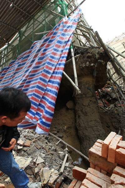 В Китае рухнуло семиэтажное здание. Фото:  ChinaFotoPress / Getty Images