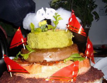 Двухъярусный торт Ян, как правило, печется в форме пагоды с двумя маленькими ягнятами наверху. Небольшие красные флажки из бумаги, символизируют чжую (китайская трава). Фото с epochtimes. com