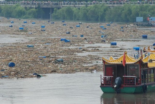 По реке Сунгари плывут бочки с ядохимикатами. Фото с epochtimes.com
