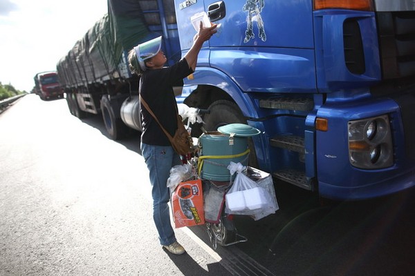 Автомобильная пробка в Китае на трассе Пекин-Тибет растянулась на более 260 км. Фото с kanzhongguo.com