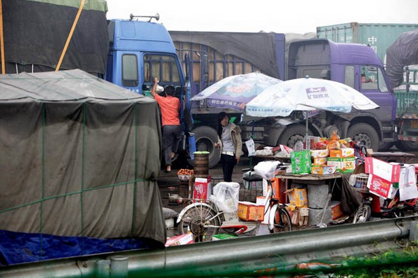 Автомобильная пробка в Китае на трассе Пекин-Тибет растянулась на более 260 км. Фото с kanzhongguo.com