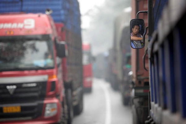 Автомобильная пробка в Китае на трассе Пекин-Тибет растянулась на более 260 км. Фото с kanzhongguo.com