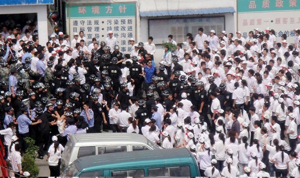 Забастовка рабочих предприятия Foxconn. Фото: Getty Images Забастовка рабочих предприятия Foxconn. Фото: Getty Images