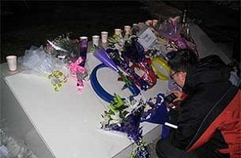 Цветы возле офиса компании Google в Китае. Фото с epochtimes.com Цветы возле офиса компании Google в Китае. Фото с epochtimes.com