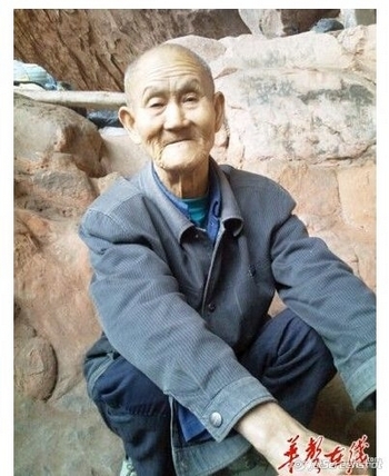 &laquo;Пещерный дедушка&raquo; 80-летний Ли Гаобан уже 40 лет живёт в пещере. Провинция Хунань. Фото с epochtimes.com