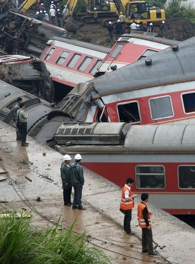 В Китае возросло число жертв железнодорожной катастрофы. Фоторепортаж. Фото: ChinaFotoPress/Getty Images 