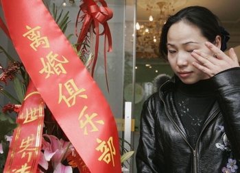 В Китае растёт число разводов. Фото: Photo by China Photos/Getty Images В Китае растёт число разводов. Фото: Photo by China Photos/Getty Images