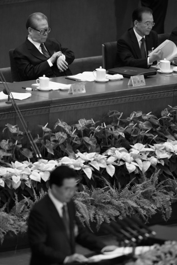 Уходящий лидер коммунистической партии Китая Ху Цзиньтао выступает на XVIII съезде партии. Это была прощальная речь Ху Цзиньтао в качестве лидера партии 8 ноября, Пекин, Китай. Цзян Цзэминь смотрит на часы. Фото: Feng Li/Getty Images