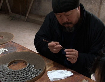 Художник Ай Вэйвэй за работой. Фото c сайта hotdocs.ca