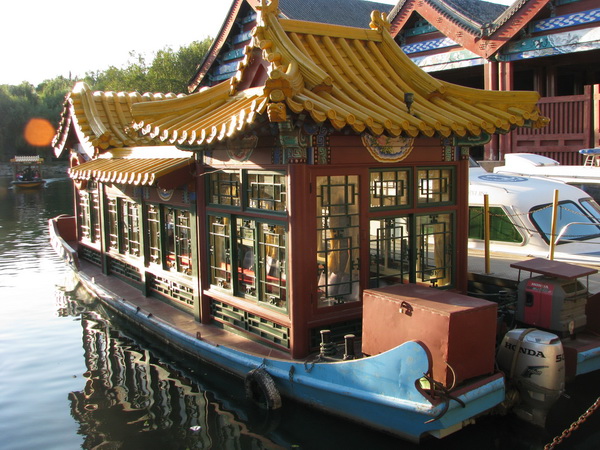 Прогулочная лодка. Фото: Ольга Судникович/Великая Эпоха (The Epoch Times) 