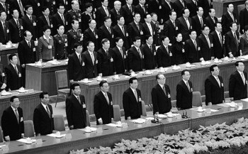 Китайские лидеры Ло Гань, У Гуаньчжэн, Цзя Цинлинь, У Банго, Ху Цзиньтао, Цзян Цзэминь, Вэнь Цзябао, Цзэн Цинхун и Ли Чанчунь на XVII съезде коммунистической партии Китая в Большом Народном Зале, 21 октября 2007 года, Пекин, Китай. Фото: Guang Niu/Getty Images Китайские лидеры Ло Гань, У Гуаньчжэн, Цзя Цинлинь, У Банго, Ху Цзиньтао, Цзян Цзэминь, Вэнь Цзябао, Цзэн Цинхун и Ли Чанчунь на XVII съезде коммунистической партии Китая в Большом Народном Зале, 21 октября 2007 года, Пекин, Китай. Фото: Guang Niu/Getty Images