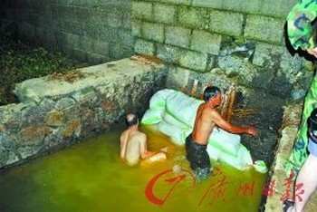 Местные жители затыкают заводскую трубу, из которой в реку выливаются промышленные отходы. Провинция Гуандун. Июнь 2011 год. Фото с news.163.com