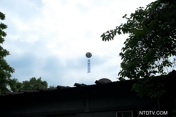 Люди не забывают трагические события на Тяньаньмэнь. Фото: epochtimes.com Люди не забывают трагические события на Тяньаньмэнь. Фото: epochtimes.com