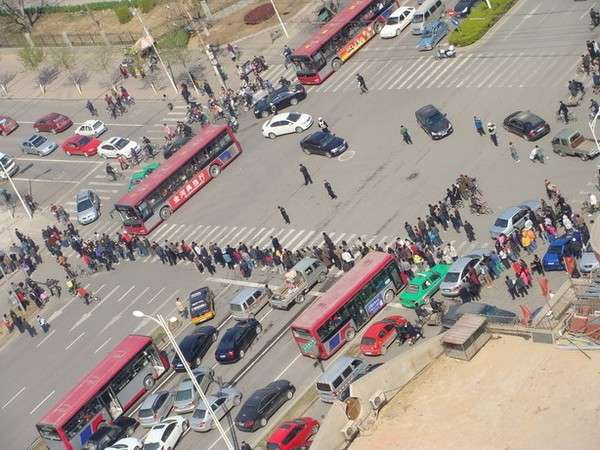 Обманутые покупатели недвижимости заблокировали дорогу. Город Шицзячжуан провинции Хэбэй. Фото с epochtimes.com Обманутые покупатели недвижимости заблокировали дорогу. Город Шицзячжуан провинции Хэбэй. Фото с epochtimes.com