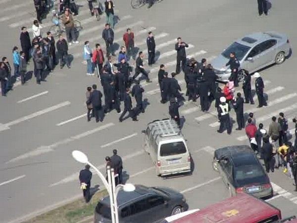 Обманутые покупатели недвижимости заблокировали дорогу. Город Шицзячжуан провинции Хэбэй. Фото с epochtimes.com