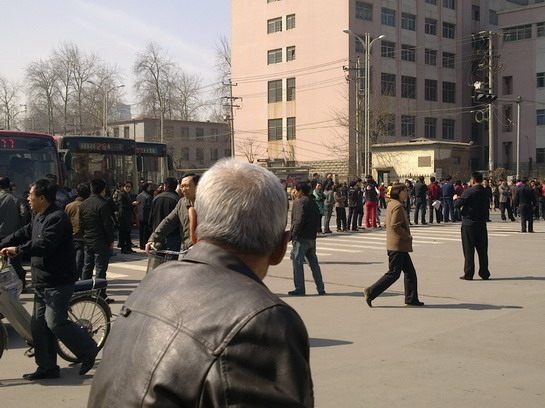 Обманутые покупатели недвижимости заблокировали дорогу. Город Шицзячжуан провинции Хэбэй. Фото с epochtimes.com