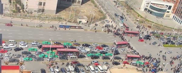 Обманутые покупатели недвижимости заблокировали дорогу. Город Шицзячжуан провинции Хэбэй. Фото с epochtimes.com