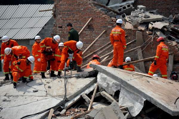 В Китае рухнула очередная новостройка. Фото:ChinaFotoPress / Getty Images