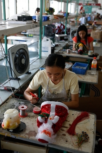 Игрушки в Китае производятся практически рабским трудом китайских рабочих. Фото: China Photos/Getty Images