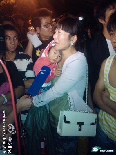 Крестьянка, торгующая овощами, которую полицейские начали грубо выгонять и разбили нос её ребёнку. Город Куньминь провинции Юньнань. Сентябрь 2011 года. Фото с epochtimes.com