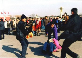 Полицейские агенты арестовывают сторонницу Фалуньгун, открыто выражающую протест против преследования со стороны коммунистического режима. Пекин. Фото: minghui.org Полицейские агенты арестовывают сторонницу Фалуньгун, открыто выражающую протест против преследования со стороны коммунистического режима. Пекин. Фото: minghui.org