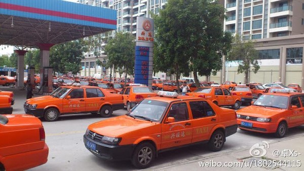 Забастовка таксистов. Город Сватоу провинции Гуандун. Март 2012 год. Фото с epochtimes.com Забастовка таксистов. Город Сватоу провинции Гуандун. Март 2012 год. Фото с epochtimes.com