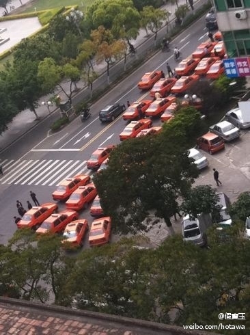 Забастовка таксистов. Город Сватоу провинции Гуандун. Март 2012 год. Фото с epochtimes.com Забастовка таксистов. Город Сватоу провинции Гуандун. Март 2012 год. Фото с epochtimes.com