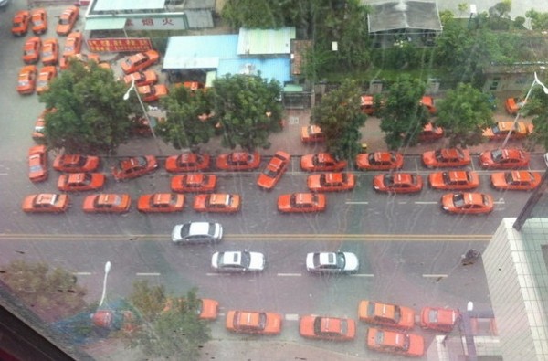 Забастовка таксистов. Город Сватоу провинции Гуандун. Март 2012 год. Фото с epochtimes.com Забастовка таксистов. Город Сватоу провинции Гуандун. Март 2012 год. Фото с epochtimes.com