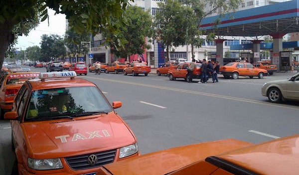 Забастовка таксистов. Город Сватоу провинции Гуандун. Март 2012 год. Фото с epochtimes.com Забастовка таксистов. Город Сватоу провинции Гуандун. Март 2012 год. Фото с epochtimes.com