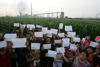 Жители уезда Фэнсян провинции Шэньси держат результаты медицинского обследования, подтверждающие повышенное содержание свинца в их организме. Фото: vivijk.com