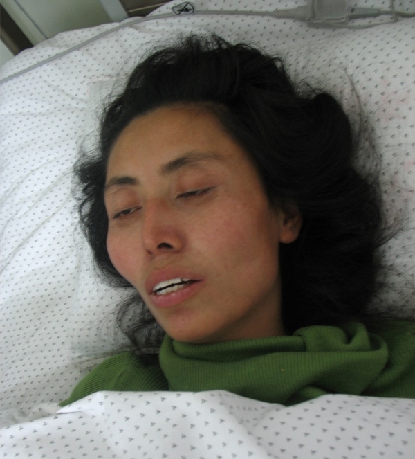 Последовательница Фалуньгун Сун Цайхун в больнице после пыток. Город Хулудао, провинция Ляонин. Январь 2012 год. Фото: minghui.org Последовательница Фалуньгун Сун Цайхун в больнице после пыток. Город Хулудао, провинция Ляонин. Январь 2012 год. Фото: minghui.org