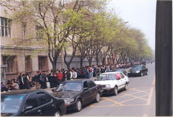 Во время апелляции 25 апреля в Пекине. 1999 год. Фото с minghui.org