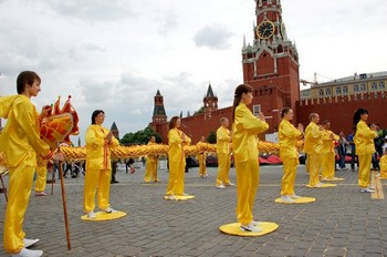 Российские последователи Фалуньгун выполняют упражнения на Красной Площади в Москве. 27 мая 2012 год. Фото: Великая Эпоха (The Epoch Times)