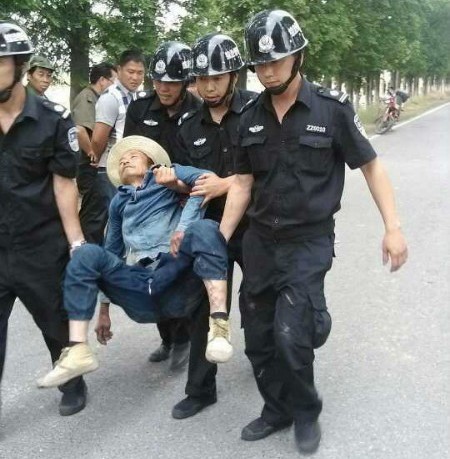 Фотографии с места событий во время протеста крестьян против строительства в деревне подстанции. Провинция Чжэцзян. Июнь 2013 года. Фото с epochtimes.com
