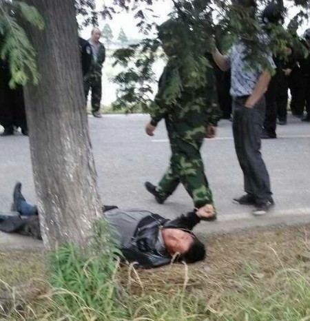Фотографии с места событий во время протеста крестьян против строительства в деревне подстанции. Провинция Чжэцзян. Июнь 2013 года. Фото с epochtimes.com